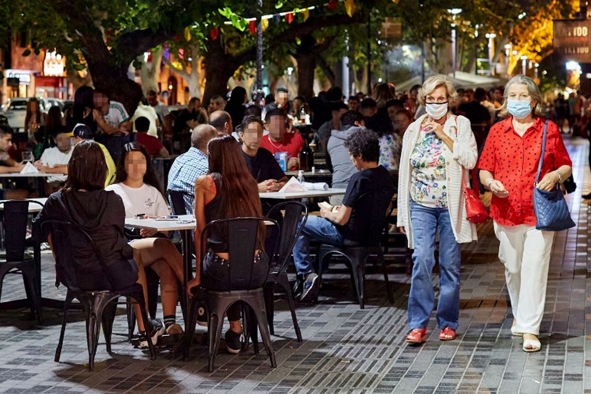 Los expertos consultados por LA NACIÓN consideran que medidas aprendidas, como mantener la distancia social, no se están cumpliendo