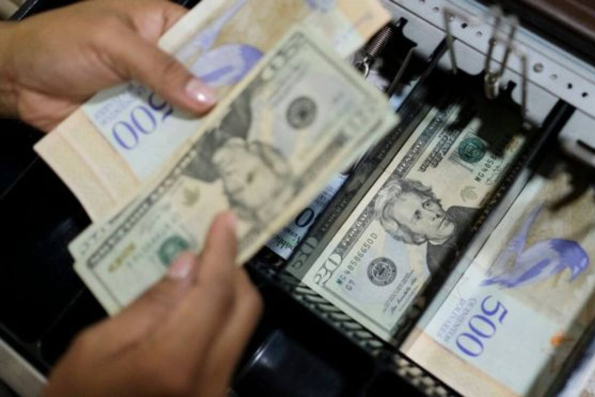 Los expertos creen que ya hay más dólares que bolívares en el país.