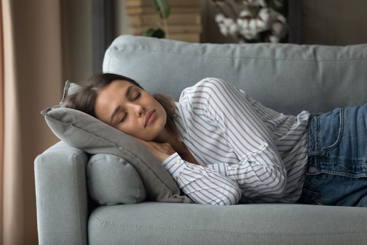 Los expertos desaconsejan el uso de siestas prolongadas como mecanismo para compensar una deuda de sueño acumulada durante la semana laboral, porque esto puede alterar el ritmo circadiano