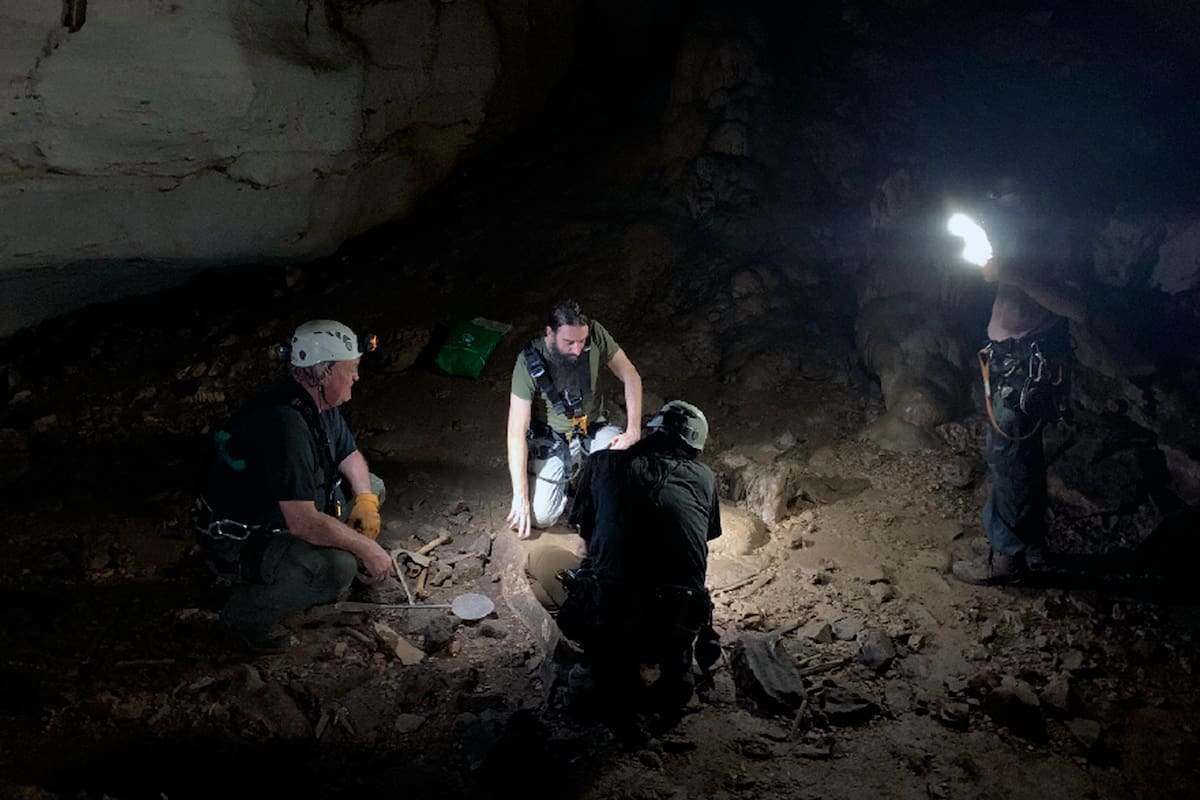 Los expertos descendieron a las profundidades de una cueva en Gabón, África, para estudiar los cadáveres