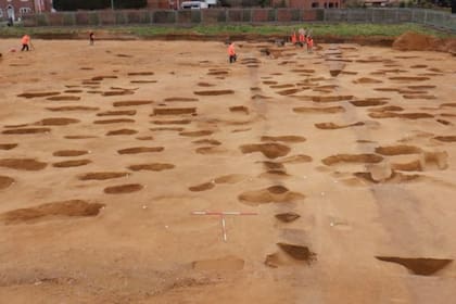Un grupo de arqueólogos en Inglaterra encontró un cementerio que data del siglo XVII y que presenta extrañas "huellas" de donde estaban enterrados los esqueletos y ataúdes