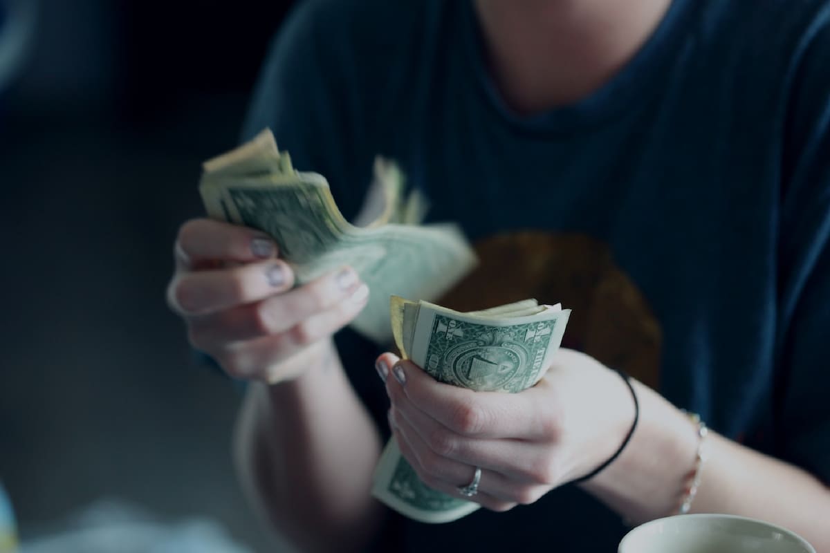 Los expertos en finanzas aconsejan la cantidad ideal para tener guardada en casa para poder reaccionar a una emergencia y evitar pérdidas