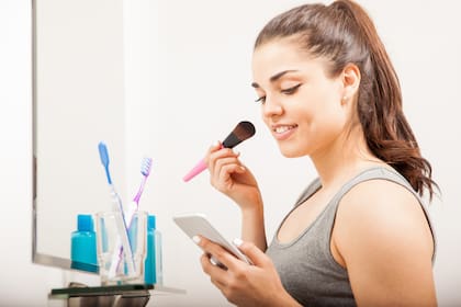 Los expertos en maquillaje y belleza consideran que la generación Z disfruta con interminables rutinas frente al espejo y que los tutoriales de TikTok son claves para estar a la moda