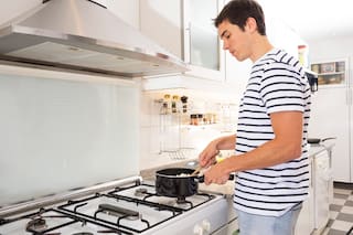 Los expertos en psicología coinciden: quienes hablan solos mientras hacen las tareas del hogar están mejorando su concentración