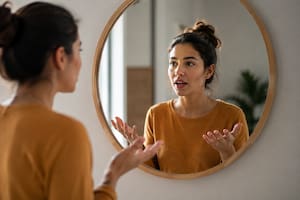 Los expertos en psicología coinciden: si una persona habla frente al espejo, está en una búsqueda de autoconocimiento