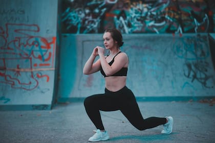 Los expertos en salud deportiva recomiendan realizar varios tipos de sentadillas (Foto de carácter ilustrativo: PEXELS)
