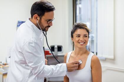Los expertos en salud pueden atender a las personas sin importar su estatus mgiratorio en NYC