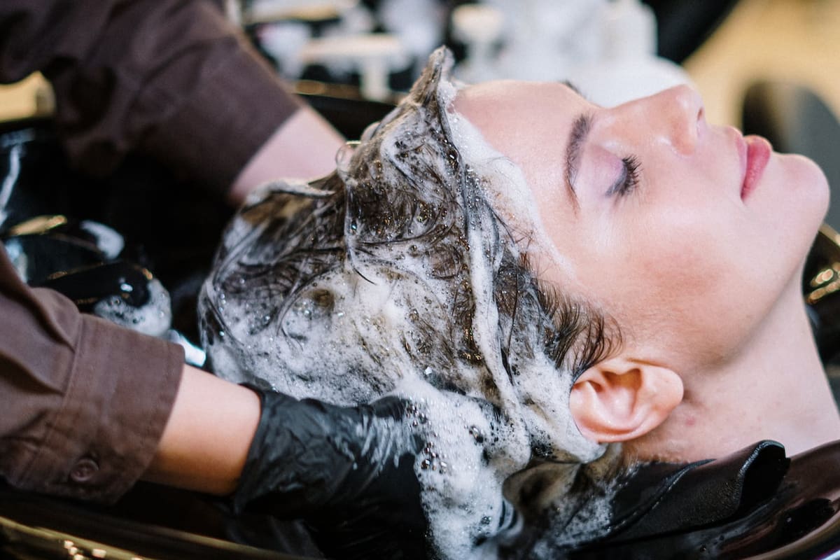 Los expertos indican cuáles es la forma correcta de lavar el cabello (Foto Pexels)