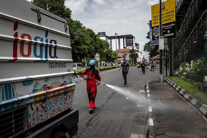 Los expertos intentan descifrar por qué el nuevo coronavirus es tan caprichoso. La respuesta podría determinar la forma en que debemos protegernos y durante cuánto tiempo más