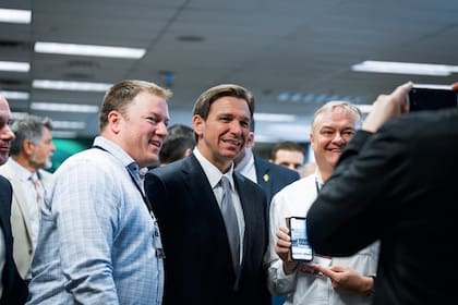 Los expertos legales señalan algunas desventajas para el gobernador de Florida en el caso contra la compañía de entretenimiento