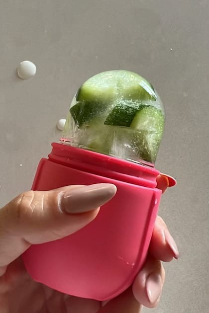 Los expertos opinan que cuando se mezcla el agua -que posteriormente estará congelada- con té verde, cafeína, aloe vera o frutas/vegetales se pueden conseguir mejores resultados