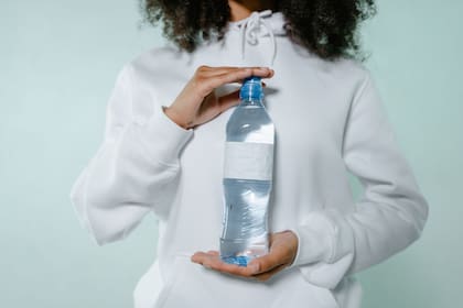 Los expertos piden a los gobiernos que tomen un rol más activo en la promoción del agua del grifo (Foto Canva)