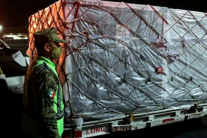 Los expertos reclaman que países como Estados Unidos envíen más vacunas a los menos desarrollados.