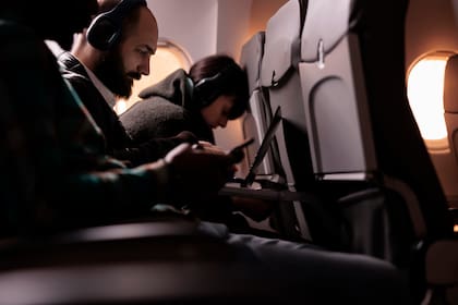 Los expertos recomiendan a los pasajeros no dormir mientras se realice el despegue o aterrizaje del avión
