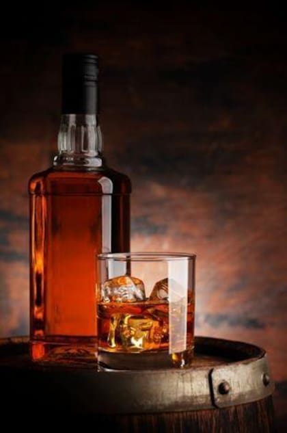 Los expertos recomiendan comprar las bebidas alcohólicas en almacenes de cadena y revisar muy bien las etiquetas (Foto: iStock)