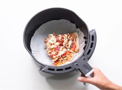 Los expertos recomiendan configurar la freidora a unos 160° C durante al menos unos minutos y evitar temperaturas más altas para garantizar que la corteza no se queme