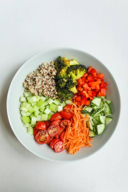 Los expertos recomiendan consumir al menos 400 gramos de frutas y verduras al día, lo que equivale aproximadamente a cinco porciones
