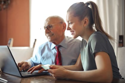 Los expertos recomiendan destinar 20% de los ingresos al pago de deudas y ahorro