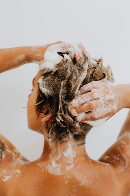 Los expertos recomiendan empezar la ducha con el lavado del cabello