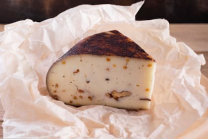 Los expertos recomiendan envolver el queso en papel pergamino o de horno (Foto: Freepik)