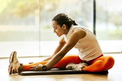 Los expertos recomiendan "escuchar al cuerpo" a la hora de hacer ejercicio y no insistir con una actividad en caso de notar algún dolor (Foto ilustrativa: PEXELS)