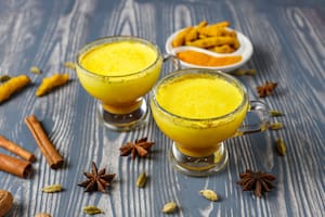 Por qué se recomienda un shot de jugo de limón con jengibre y cúrcuma en ayunas
