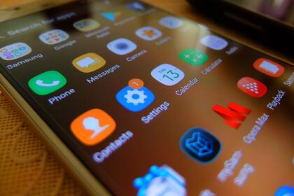 Los expertos recomiendan evitar agarrar el celular para entretenerse