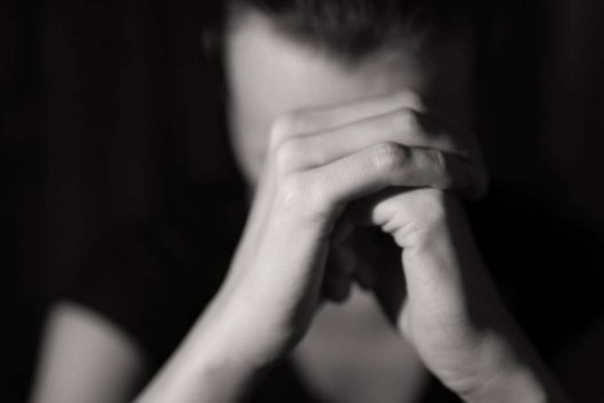 Los expertos recomiendan hacer preguntas básicas y concretas a la personas con ansiedad o ataques de pánico para sacarles de su espiral de pensamientos negativos