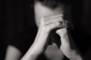 Los expertos recomiendan hacer preguntas básicas y concretas a la personas con ansiedad o ataques de pánico para sacarles de su espiral de pensamientos negativos