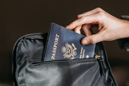Los expertos recomiendan mantener el pasaporte en un lugar seguro y cuidado de las temperaturas extremas para evitar problemas en los aeropuertos