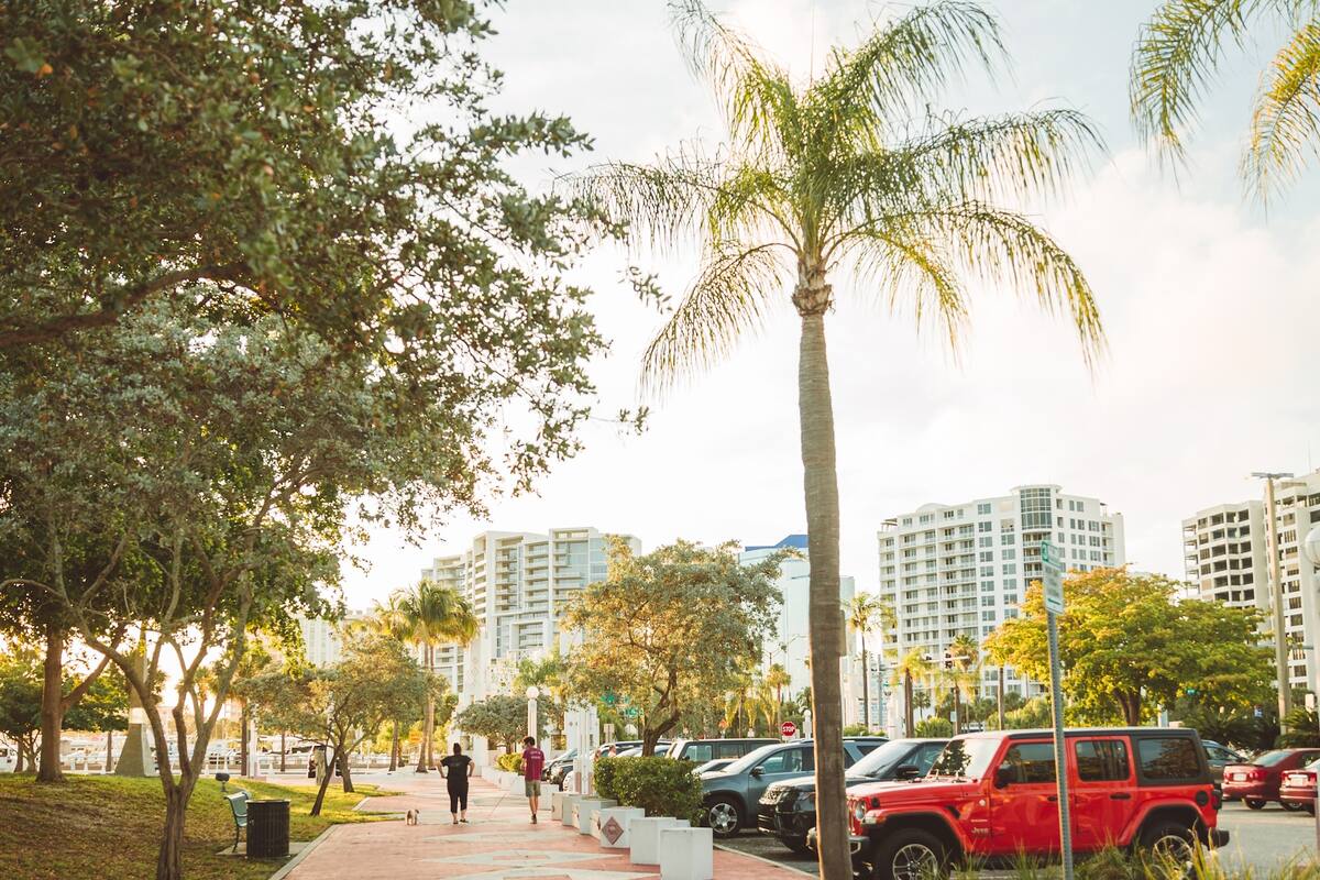 Los expertos recomiendan realizar actividades al aire libre solo durante las primeras horas del día o al atardecer para evitar insolación y deshidratación