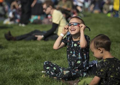 Los expertos recomiendan usar protección para observar el eclipse solar del 2 de octubre
