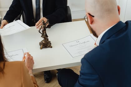 Los expertos recomiendan verificar la identidad de quien ofrece el servicio legal, comparando sus datos con la información del colegio de abogados correspondiente