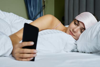 Los expertos señalan que una hora antes de acostarse no deben usarse los celulares por la luz azul