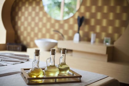 Los expertos sugieren consumir entre una y dos cucharadas de aceite de oliva extra virgen al día para obtener sus beneficios