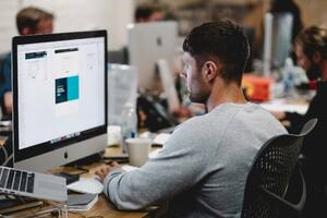 Los expertos tienen una serie de recomendaciones para que el trabajo sentado no afecte tu salud