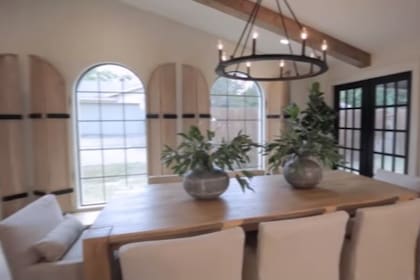 Los expertos unieron la sala y el comedor para ampliar el espacio. Imagen: HGTV