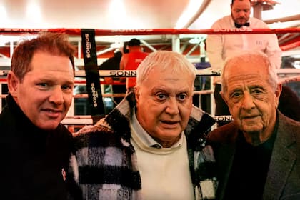 Los expresidentes de River Jorge Brito y Rodolfo D'Onofrio flanquean a una gloria del club, Norberto Alonso, durante una velada boxística en el club millonario