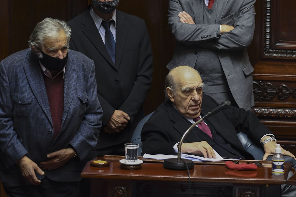 Los expresidentes uruguayos Julio Sanguinetti y José Mujica durante su última sesión como senadores, en el Congreso de Montevideo, el 20 de octubre de 2020