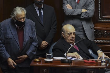 Los expresidentes uruguayos Julio Sanguinetti y José Mujica durante su última sesión como senadores, en el Congreso de Montevideo, el 20 de octubre de 2020