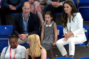 Los expresivos gestos de la princesa Charlotte durante la competencia de natación