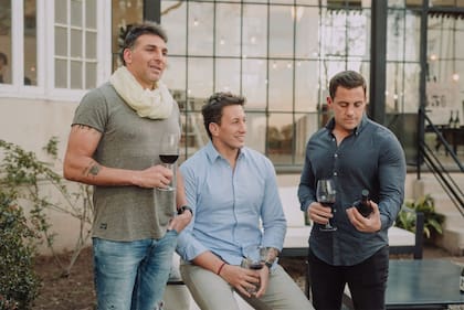 Los expumas Farías, Albacete, junto a Guiñazú, durante la presentación de la línea