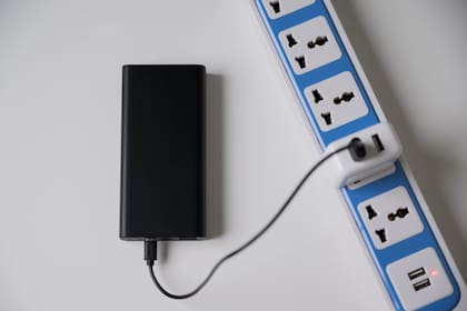 Los extensores de tomas suelen contar con puertos USB para la carga de dispositivos, mientras que los hubs permiten la carga de múltiples dispositivos