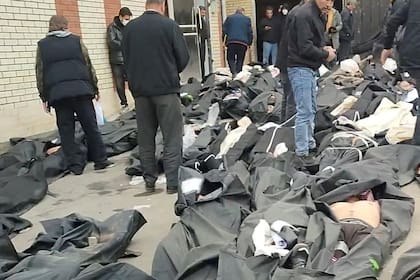 Los exteriores de la morgue Kahrizak con cadáveres por doquier