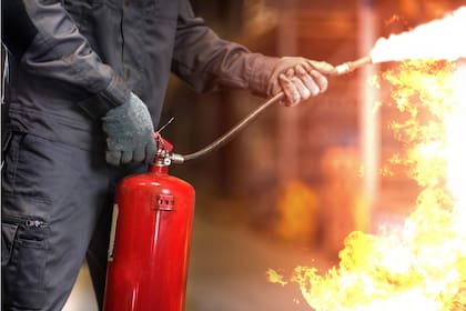 Los extintores de fuego deben estar al alcance de la mano para ser utilizados con el fin de apagar incendios