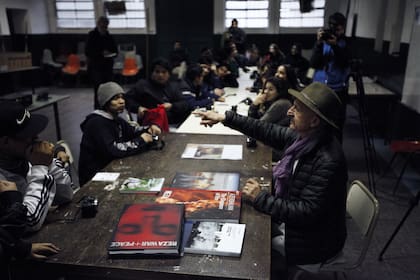 “Los extrañé mucho”, dice Reza, y conecta enseguida con los jóvenes alumnos con los que viene trabajando para Bienalsur