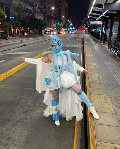 Los extravagantes looks de Miranda Lorenzo la convirtieron en una celebridad en las redes sociales