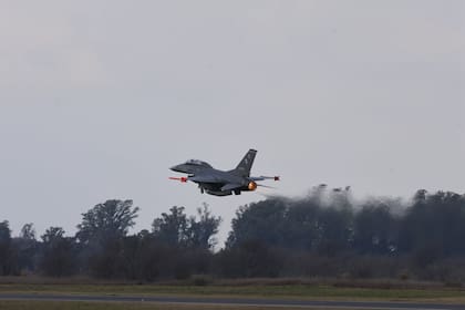 Los F-16 son aviones de combate supersónicos monomotor fabricados originalmente entre las décadas de 1970 y 1980