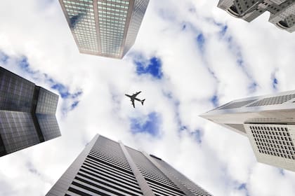 Los fabricantes de aviones incorporan tecnología en los motores, el fusejale y la cabina para hacer más eficientes los viajes y bajar costos