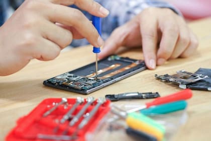 Los fabricantes de dispositivos dicen que la reparación independiente sin supervisión podría generar problemas de seguridad y protección